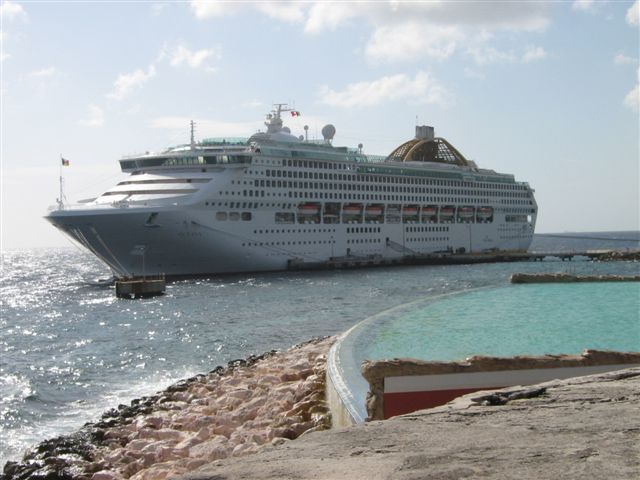 Een Cruise Schip in de buitenhaven